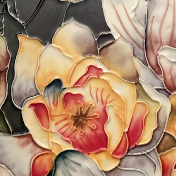 Beautiful & unique flower plate by Benaya by Innovative Ng ‘06. Gorgeous color❤️ - Picture 6 of 10